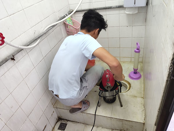 华龙管道堵塞冒臭气 专业师傅现场解决问题