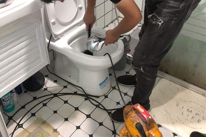 华龙马桶堵塞自己疏通还是找师傅？专业上门服务让你省时更省心